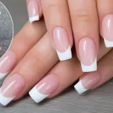 Dłonie z perfekcyjnym french manicure i stos banknotów 100 zł. Ile zarabia stylistka paznokci?