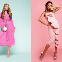 Dwie kobiety w różowych sukienkach. Jedna w długiej, plisowanej, druga w krótkiej z falbanami. Obie prezentują eleganckie, cieliste szpilki, idealne jako buty do różowej sukienki.