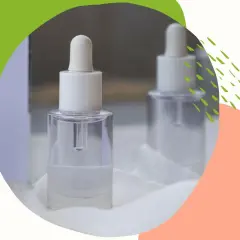 Szklane buteleczki z pipetką, idealne do przechowywania serum z hexyl cinnamal. Delikatne, naturalne składniki dla Twojej skóry.