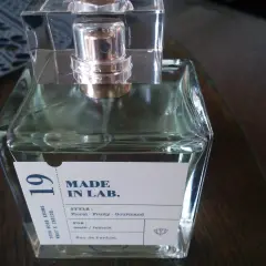 Perfumy MADE IN LAB. 19, odpowiednik o zapachu kwiatowo-owocowo-gourmand, dla kobiet i mężczyzn.