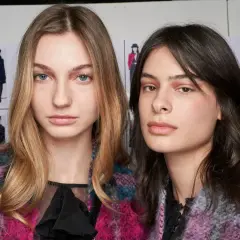 Dwie modelki z różnymi fryzurami. Blondynka z falami, brunetka z prostymi włosami. Zastanawiasz się, jaka fryzura do Ciebie pasuje?