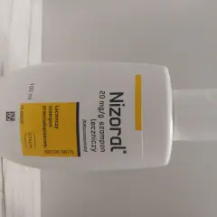 Butelka leczniczego szamponu Nizoral 20 mg/g. Wiele pozytywnych nizoral opinie potwierdza jego skuteczność w walce z łupieżem.