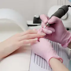 Manicure frezarkowy co to? Poznaj zalety i techniki tej metody