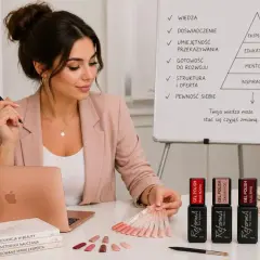 Ekspertka od stylizacji paznokci analizuje ceny, zastanawiając się, ile kosztuje pedicure. Na stole próbki lakierów i produkty.