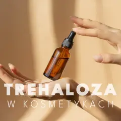 Dwie dłonie trzymają buteleczkę z serum. Napis "TREHALOZA W KOSMETYKACH" wyjaśnia, co to jest trehaloza i jej zastosowanie.