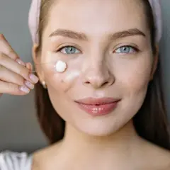Peeling enzymatyczny na suchą czy mokrą skórę - która metoda jest lepsza?