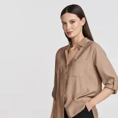 Elegancka koszula w kolorze mokka, z podwiniętymi rękawami i kieszonką na piersi.