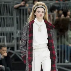 Jak chodzą modelki? Odkryj sekrety ich wyjątkowego stylu na wybiegu