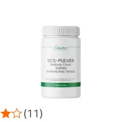 Biały pojemnik z zielonym logo Nakobe, zawierający proszek SCS-PULVER Sodium Coco Sulfate.