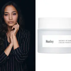 Młoda kobieta z ciemnymi włosami obok kremu Huxley. Produkt jest niekomedogenny, idealny dla wrażliwej skóry.