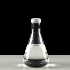 Przezroczysta butelka z płynem, być może glicerol co to jest? Substancja nawilżająca, stosowana w kosmetykach i farmacji.