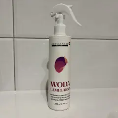 Biała butelka z atomizerem, na której widnieje napis "WODA LAMELARNA". Produkt do włosów.
