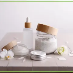 Kremy i serum w bambusowych opakowaniach, z płatkami kwiatów. W składzie może być benzoesan metylu dla świeżości.