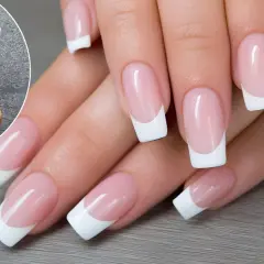 Dłonie z perfekcyjnym french manicure i stos banknotów 100 zł. Ile zarabia stylistka paznokci?