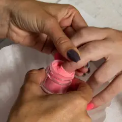 Manicure z użyciem pudru akrylowego – świetna alternatywa co zamiast hybrydy. Różowy puder na paznokciu.