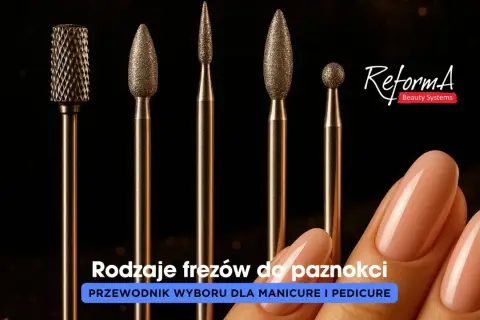 Pięć różnych frezów do paznokci, od grubego po drobny, obok perfekcyjnie wykonanego manicure.