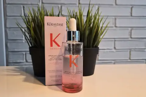 Serum Kérastase Genesis, który według wielu **kerastase opinie** pomaga w walce z wypadaniem włosów.