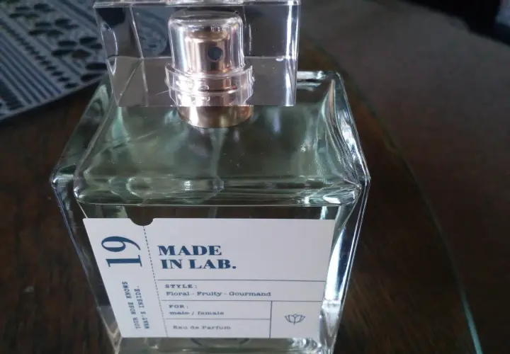 Perfumy MADE IN LAB. 19, odpowiednik o zapachu kwiatowo-owocowo-gourmand, dla kobiet i mężczyzn.