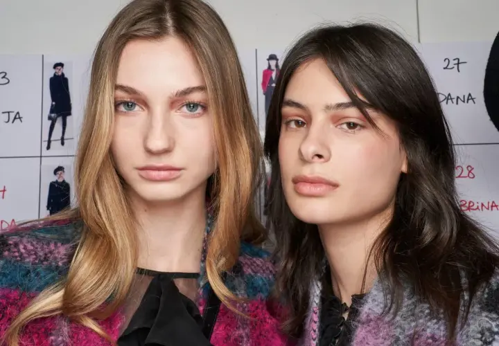 Dwie modelki z różnymi fryzurami. Blondynka z falami, brunetka z prostymi włosami. Zastanawiasz się, jaka fryzura do Ciebie pasuje?