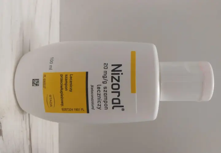 Butelka leczniczego szamponu Nizoral 20 mg/g. Wiele pozytywnych nizoral opinie potwierdza jego skuteczność w walce z łupieżem.