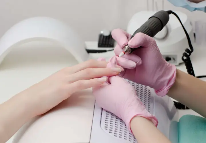Manicure frezarkowy co to? Poznaj zalety i techniki tej metody
