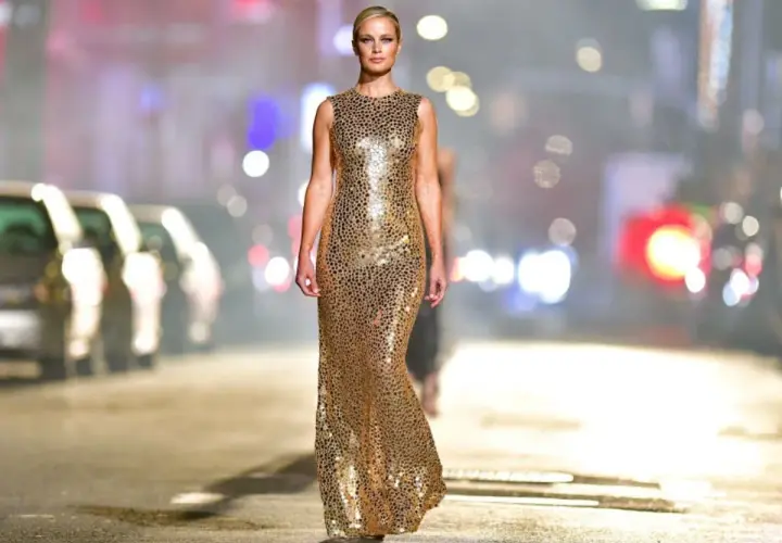 Modelka w złotej sukience z cekinami. Jakie buty do złotej sukienki? Eleganckie szpilki lub sandałki podkreślą stylizację.