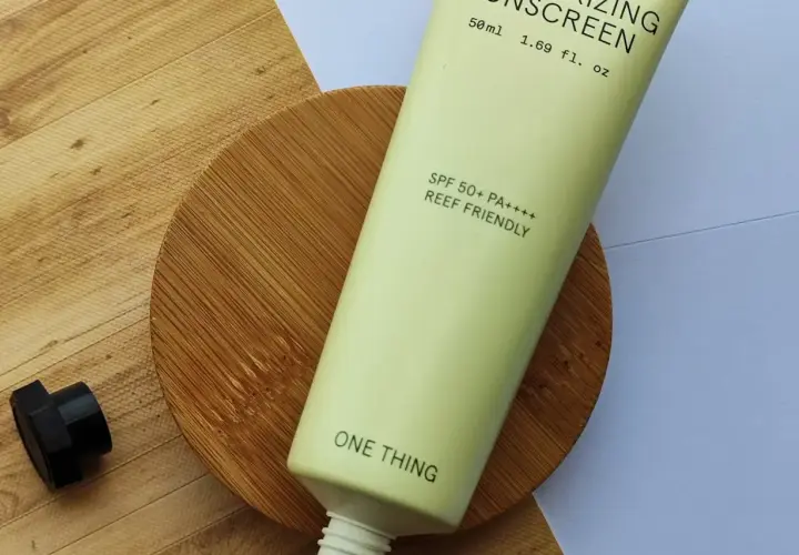 Jasny tubka z filtrem SPF 50+ PA++++, idealna do codziennej pielęgnacji. Zastanawiasz się, najpierw krem czy spf? Ten produkt łączy obie funkcje.