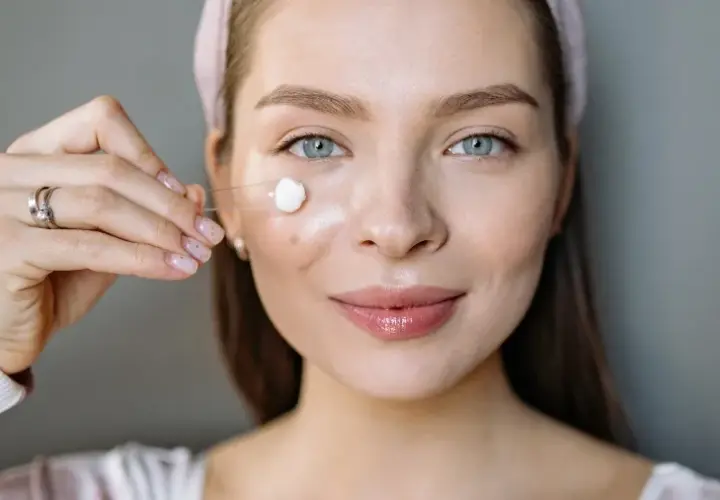 Peeling enzymatyczny na suchą czy mokrą skórę - która metoda jest lepsza?