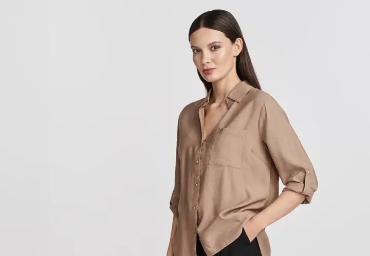 Elegancka koszula w kolorze mokka, z podwiniętymi rękawami i kieszonką na piersi.
