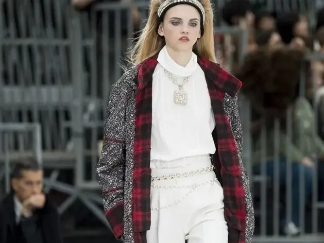 Jak chodzą modelki? Odkryj sekrety ich wyjątkowego stylu na wybiegu