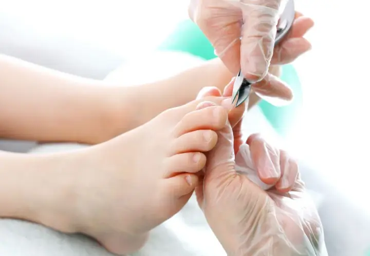 Zabieg podologiczny: pielęgnacja stóp, usuwanie wrastającego paznokcia. Tribiotic na wrastający paznokieć pomoże w leczeniu.