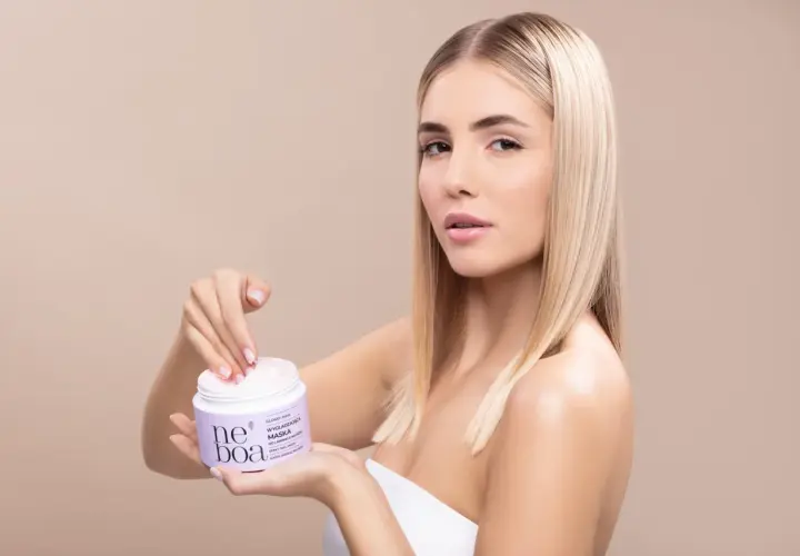 Blondynka z maską do włosów Neboa. Jej opinie o produkcie są pozytywne, włosy lśnią.