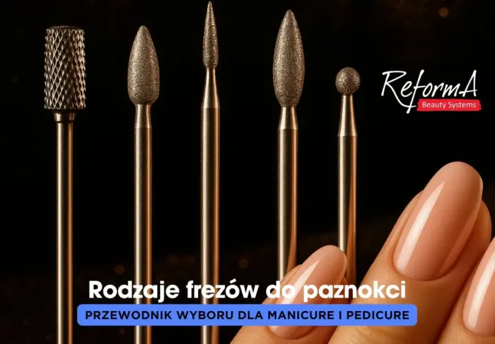 Pięć różnych frezów do paznokci, od grubego po drobny, obok perfekcyjnie wykonanego manicure.
