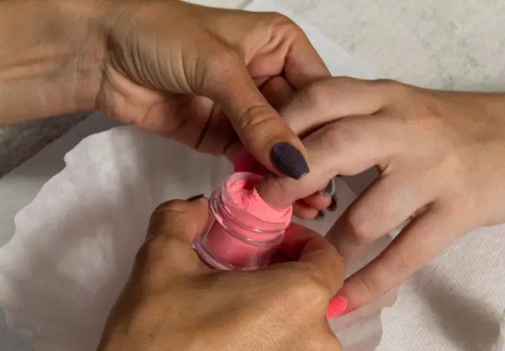 Manicure z użyciem pudru akrylowego – świetna alternatywa co zamiast hybrydy. Różowy puder na paznokciu.