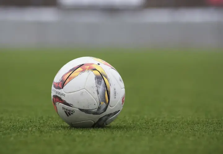 Finanse Sportowców: Jak Gwiazdy Sportu Uczą Się Zarządzać Wielkimi Pieniędzmi