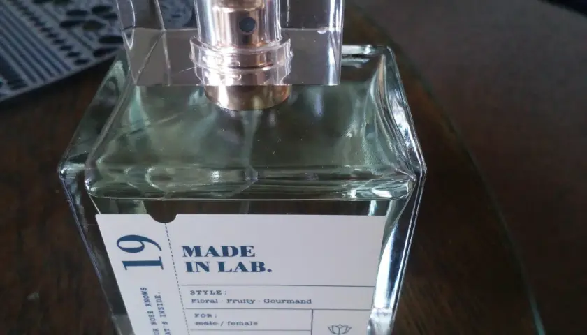 Perfumy MADE IN LAB. 19, odpowiednik o zapachu kwiatowo-owocowo-gourmand, dla kobiet i mężczyzn.