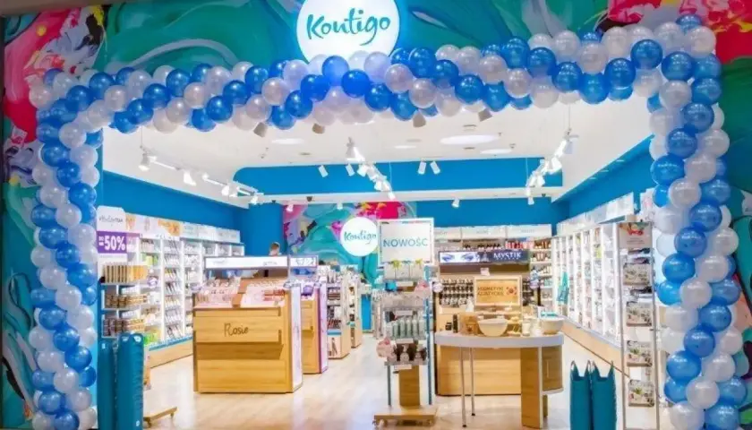 Uroczyste otwarcie sklepu Kontigo z łukiem z balonów. Wnętrze pełne kosmetyków i promocji.