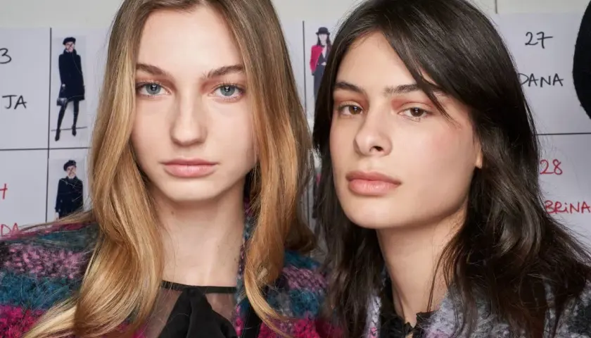Dwie modelki z różnymi fryzurami. Blondynka z falami, brunetka z prostymi włosami. Zastanawiasz się, jaka fryzura do Ciebie pasuje?