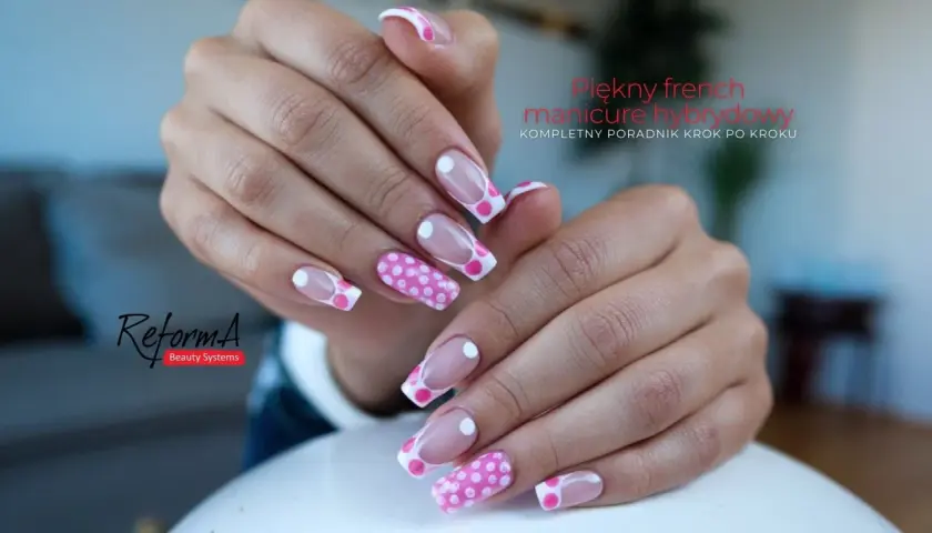 Uroczy french manicure hybrydowy w różowe kropki, idealny na letnie dni.