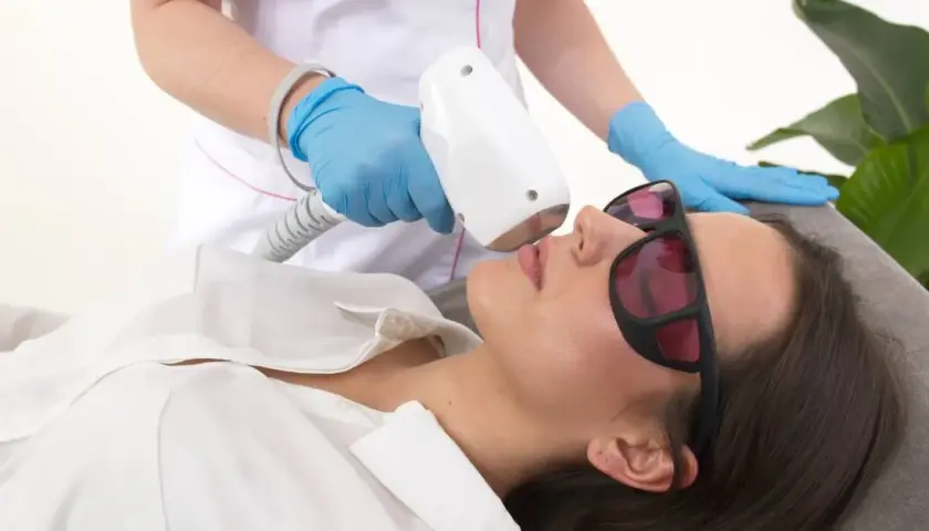 Ile kosztuje depilacja laserowa wąsika? Ceny w różnych salonach