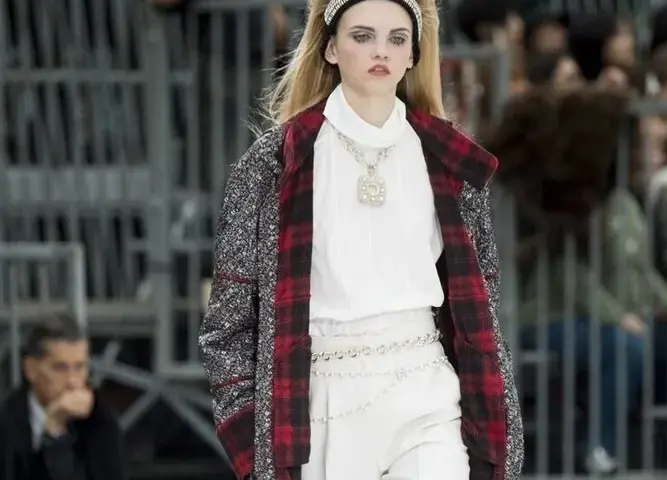 Jak chodzą modelki? Odkryj sekrety ich wyjątkowego stylu na wybiegu