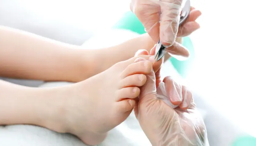Zabieg podologiczny: pielęgnacja stóp, usuwanie wrastającego paznokcia. Tribiotic na wrastający paznokieć pomoże w leczeniu.