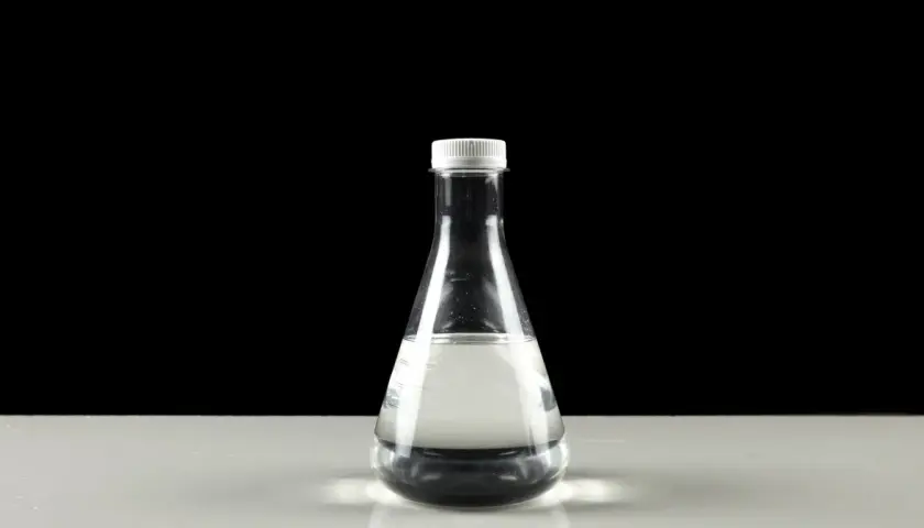 Przezroczysta butelka z płynem, być może glicerol co to jest? Substancja nawilżająca, stosowana w kosmetykach i farmacji.