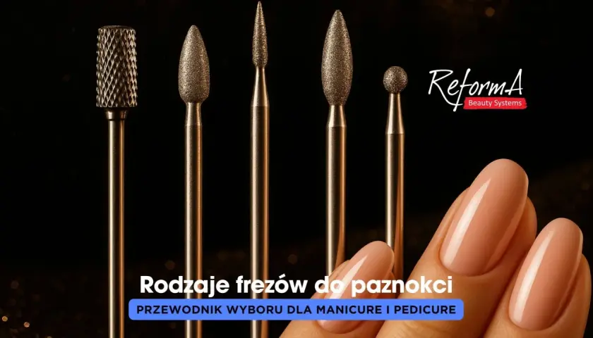 Pięć różnych frezów do paznokci, od grubego po drobny, obok perfekcyjnie wykonanego manicure.