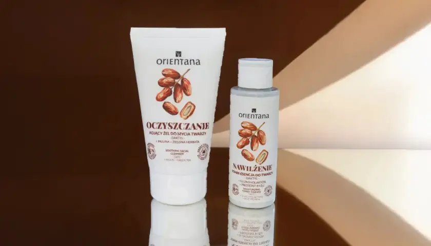 Dwa kosmetyki Orientana: żel do mycia twarzy z daktylem i tonik-esencja z glukonolaktonem, proteinami ryżu i daktylem.