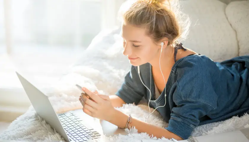 Cyfrowy styl życia: jak platformy online zmieniają codzienne wybory Polaków