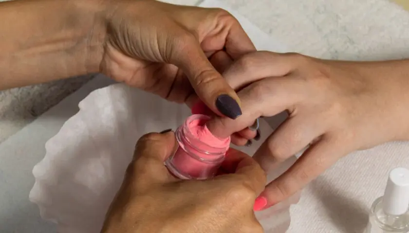 Manicure z użyciem pudru akrylowego – świetna alternatywa co zamiast hybrydy. Różowy puder na paznokciu.