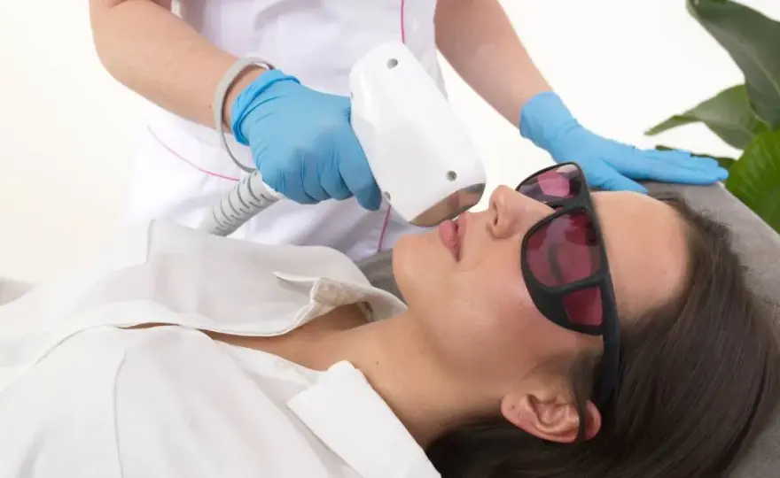 Ile kosztuje depilacja laserowa wąsika? Ceny w różnych salonach