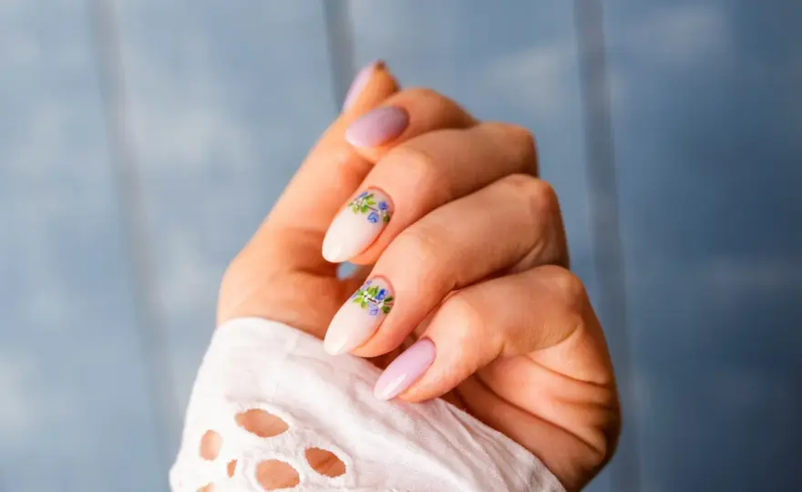 Jaki manicure na słabe paznokcie: wzmocnij je i uniknij łamania