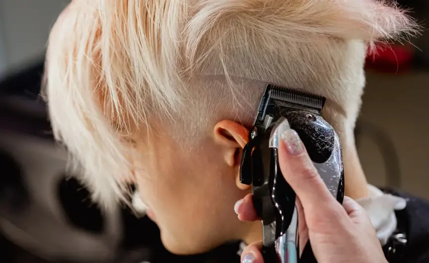 Pixie cut po 40 - Jak dobrać cięcie, które naprawdę odmładza?